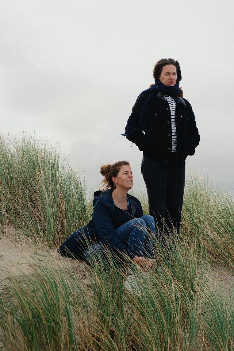  Coralie (r.) en Jozefien (l.), zussen van de in 2007 in het verkeer omgekomen Emma Decoene. Beeld Wouter Van Vooren