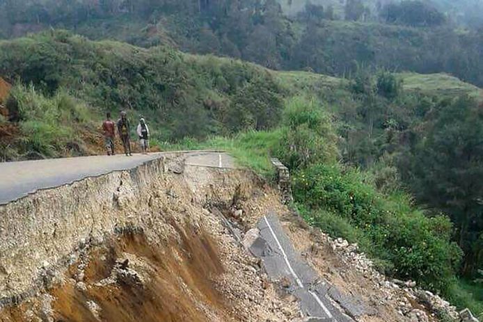 Een ingestorte weg in Papoea-Nieuw-Guinea.
