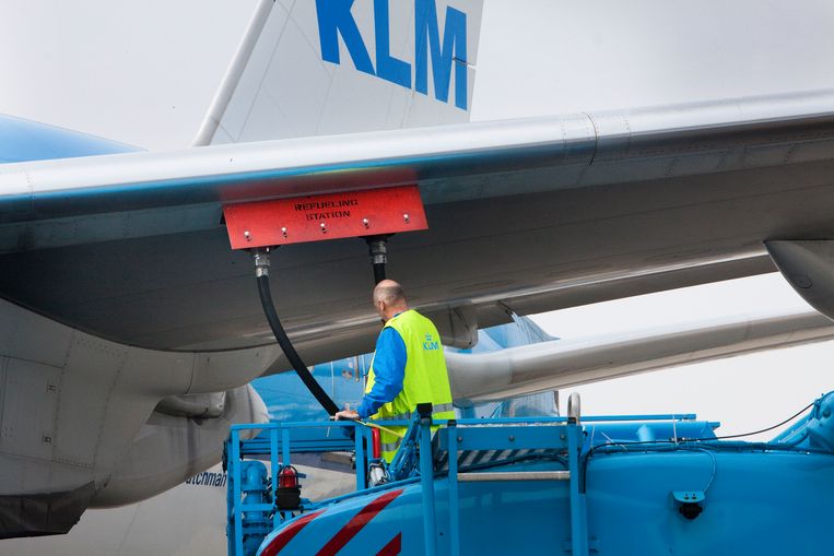 Een toestel van KLM is bezig met tanken. Tot nu betaalt de luchtvaart geen belasting op kerosine. De Europese Commissie wil dat dat wel gaat gebeuren. Beeld Maarten Hartman