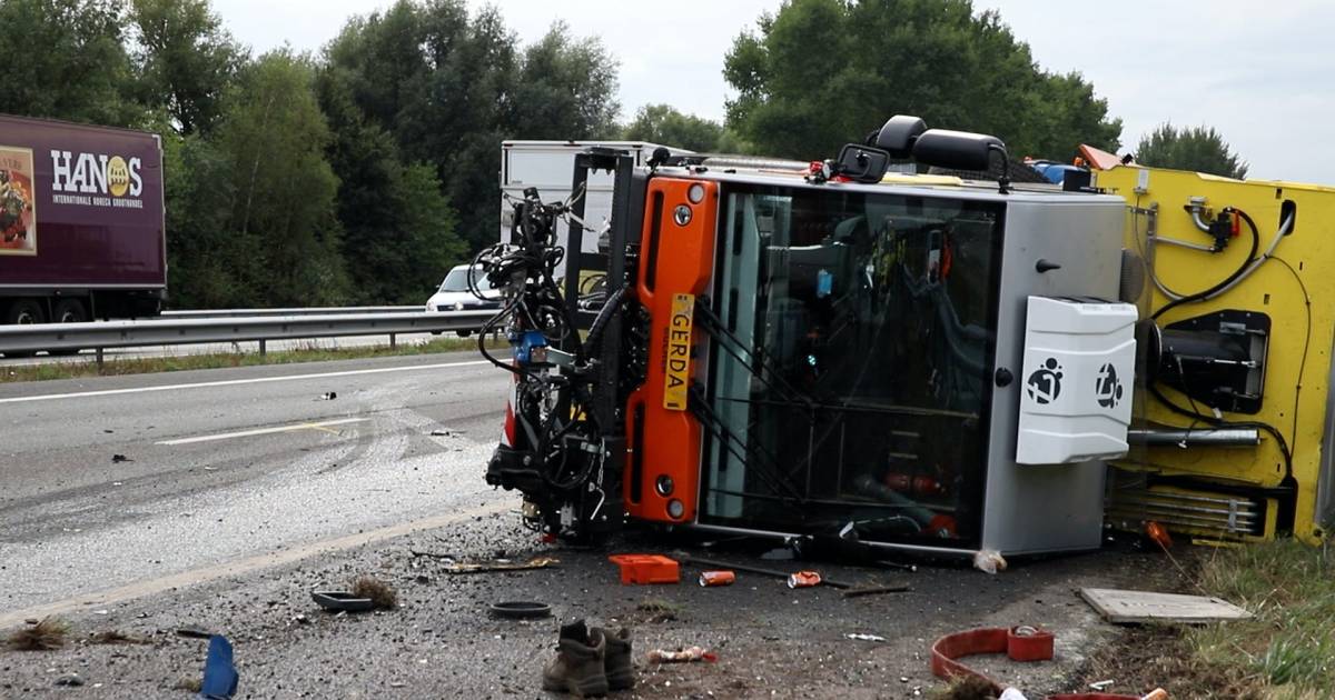 Weer gaat het mis op de A15: ‘Zo smal en zo tricky dat ongeval snel is gebeurd’.