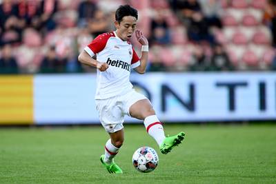 Football Talk. Miyoshi scheurt kruisband en is maanden out - Sevilla ontslaat Lopetegui