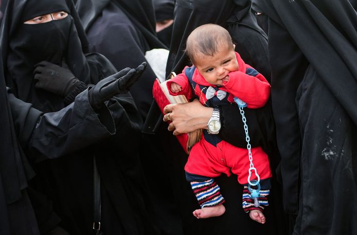 Een Europese vrouw met haar baby in Al Hol