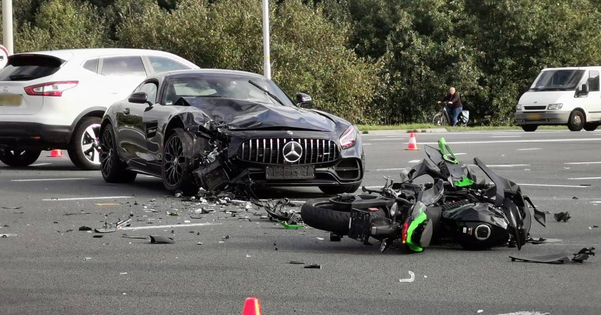 Motorrijder raakt ernstig gewond bij aanrijding met auto in Bennekom.