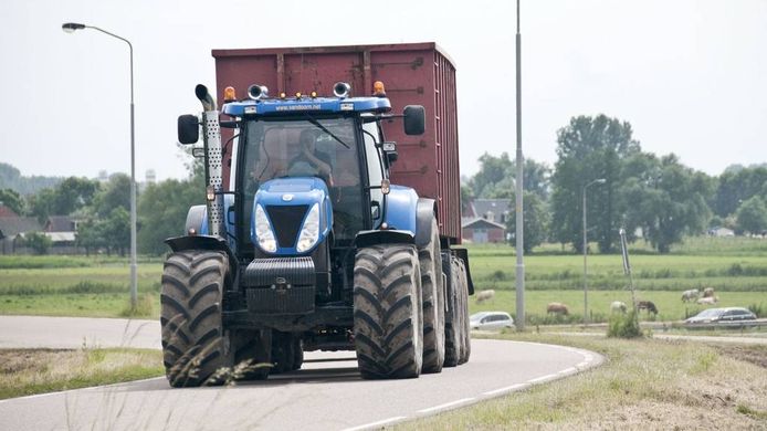 Grote tractoren rijden nog altijd door het centrum van Oudenbosch terwijl ze daar niet hoeven te zijn.
