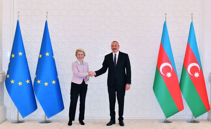 De voorzitter van de Europese Commissie Urusula von der leyen ontmoette de Azerbeidzjaanse president Ilham Aliyev in Baku
