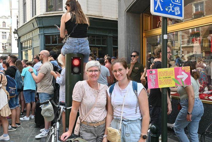 Darlin and Faye from Wervik: "We go by bike from the center to the King Baudouin Stadium, as Chris Martin had shown."