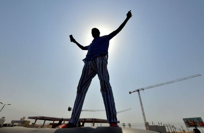 Een Soedanees protesteert tegen de militaire coup in Omdurman.