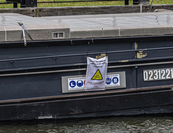 Een van de drie schepen met graan uit Polen met een waarschuwingsdoek voor giftige gassen (op de foto in Zwolle).