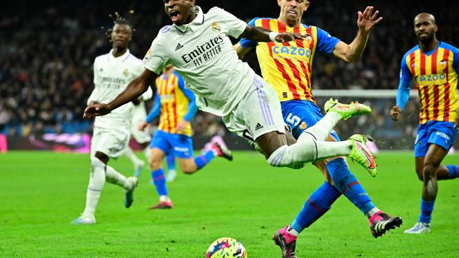 Wat een vreselijke schop: gefrustreerde Valencia-verdediger torpedeert Vinicius Jr. het luchtruim in