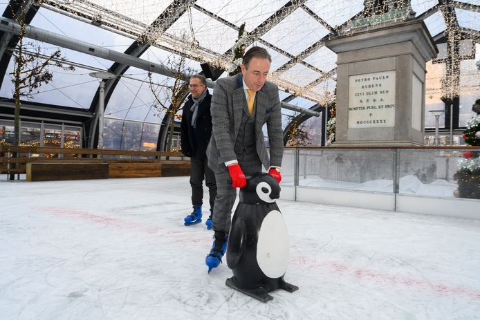 Burgemeester Bart De Wever en schepen Koen Kennis op de schaatsbaan op de Groenplaats. Met een pinguïn kan je iets beter ‘uit de voeten’.