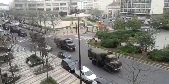 Buurtbewoners filmen vanuit hun appartement hoe een legerkonvooi in Parijs arriveert.