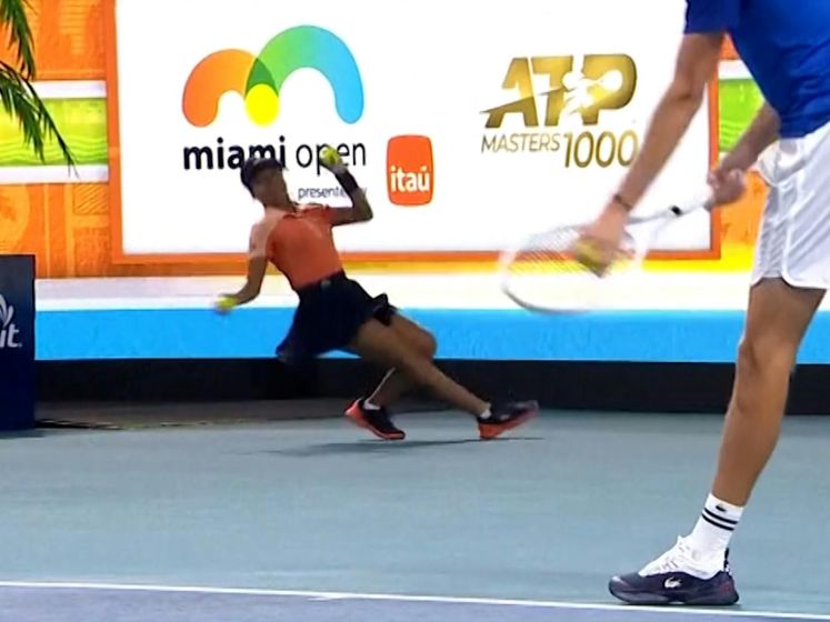 Tennisser raakt hoofd ballenmeisje terwijl ze onderuitgaat