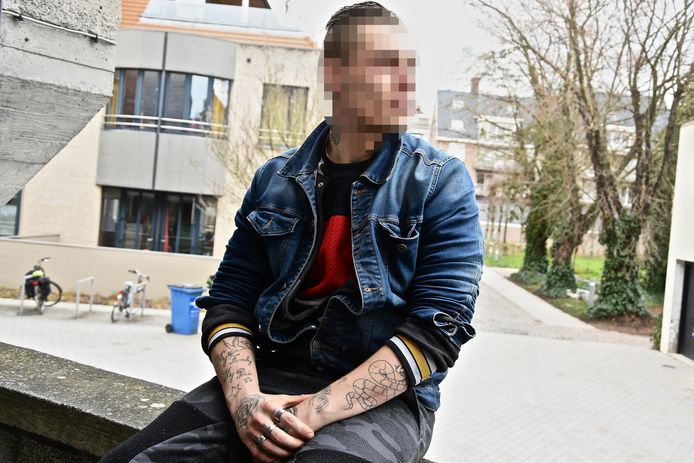 T. M. (25) uit Kortrijk was in het appartement terechtgekomen dankzij het project 'Back on Track' dat daklozen of personen die dreigen dakloos te worden een woning aan te bieden