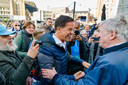 Premier Mark Rutte bezoekt de Markthal in Rotterdam vanwege de Provinciale Statenverkiezingen. Hij begroet oud-minister Ivo Opstelten.