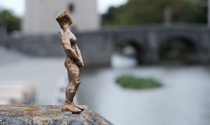 leer Strikt Lief Ontdek in Kortrijk 20 unieke bronzen beeldjes: “We hebben nu met Leiepisser  onze eigen Manneken Pis” | Kortrijk | hln.be