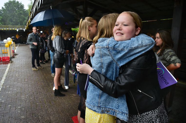 Geslaagden van middelbare school Altena College in Sleeuwijk feliciteren elkaar bij hun diploma-uitreiking. Beeld Marcel van den Bergh/ de Volkskrant