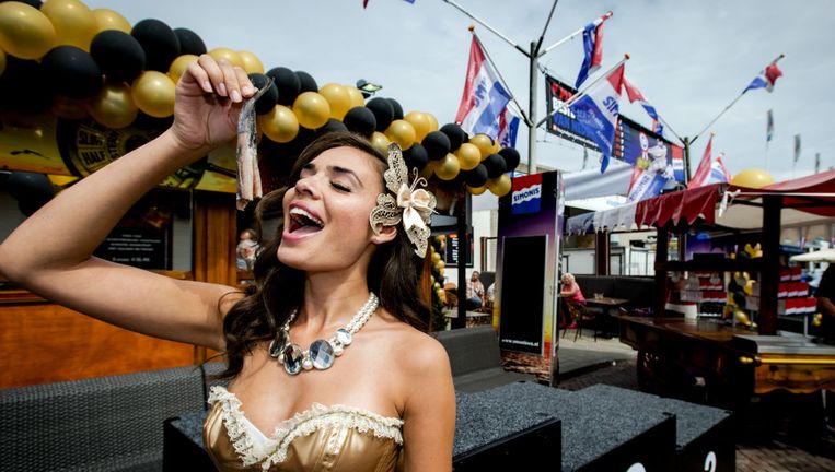 Een liefhebber voor de kar van prijswinnaar Simonis in Scheveningen Beeld anp