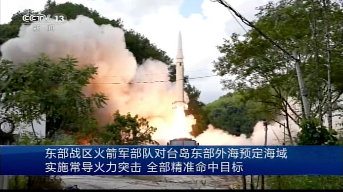 Een screenshot van de Chinese tv, die beelden toonde van de lancering van een raket.