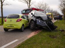 Auto’s botsen frontaal op elkaar in De Rips, twee bestuurders gewond naar ziekenhuis