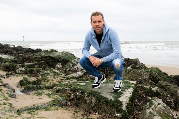 Ruud Vormer op het strand van Knokke.