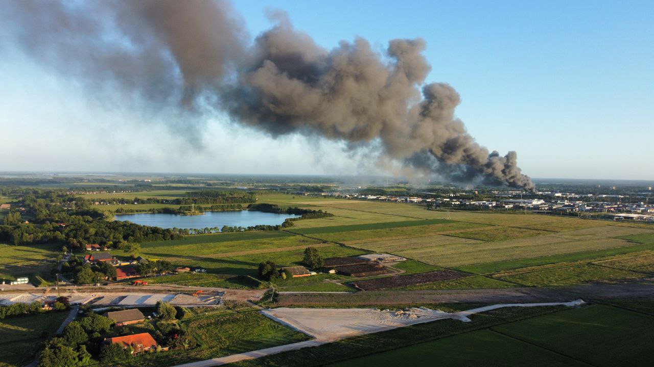 Grote brand op industrieterrein in Groningen onder controle Foto