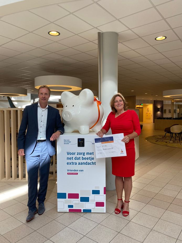Marco Dirksen, Directievoorzitter Rabobank Salland en Desiree Creemers, Voorzitter Raad van Bestuur, bij het spaarvarken in het Deventer Ziekenhuis.