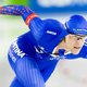 Nederlandse schaatser scheurt zijn pak kapot nét voor start 1.000m en lost dat inventief op