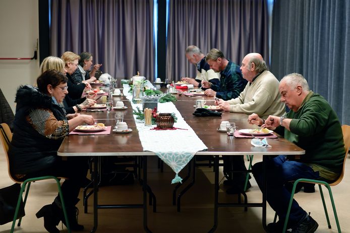 In het Huis van de Westrand kregen zo'n dertig Roosendalers een lunch aangeboden, Kok Eddy Haers kreeg hiervoor hulp van de Rotary en Quiet.