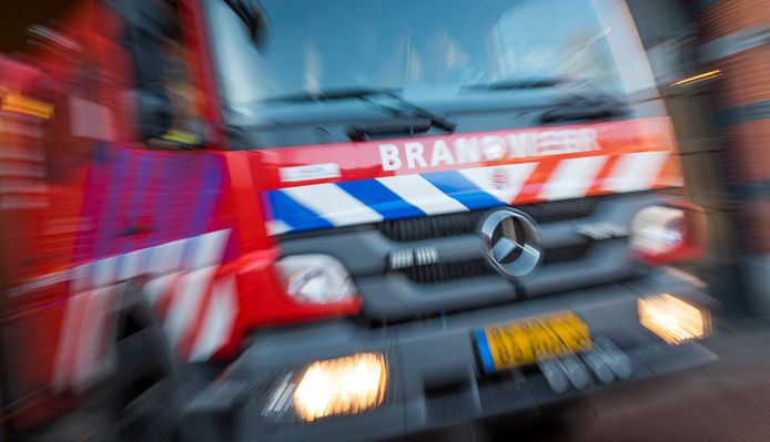 2017-01-19 15:00:43 AMSTERDAM - Een brandweerauto rukt uit na een melding. ANP XTRA LEX VAN LIESHOUT