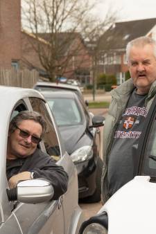 Tocht der Tochten met 45 kilometer per uur: Geurt en Edwin rijden Elfstedentocht met brommobiel