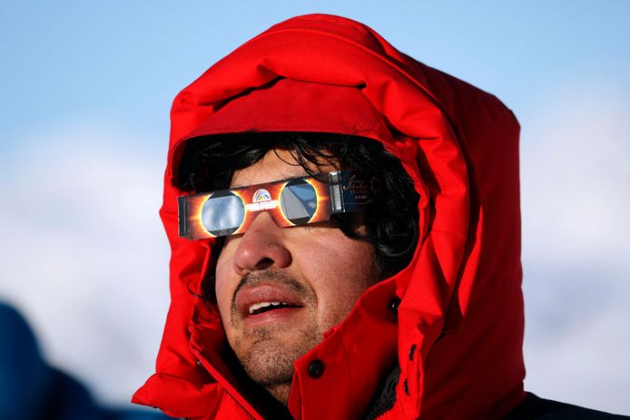 Een Chileense wetenschapper wacht in spanning af op de totale zonsverduistering vanuit Union Glacier Camp.