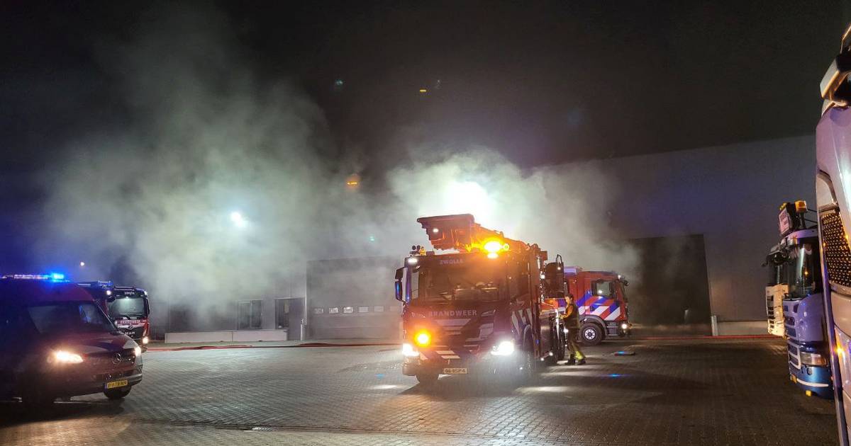 Veel rook bij grote brand op bedrijventerrein in Heino