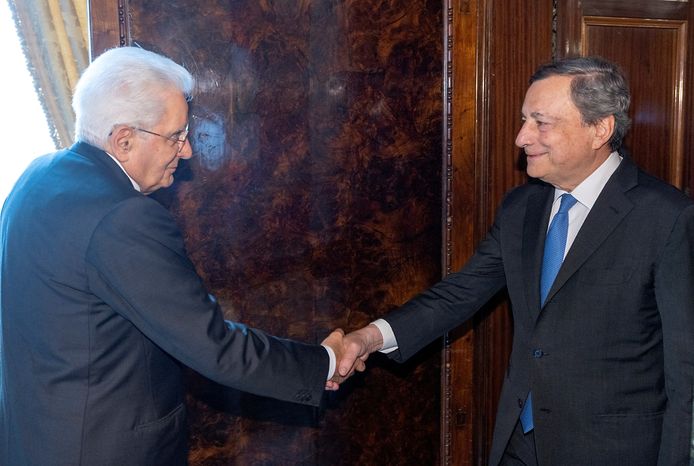 Eerder vandaag bood de Italiaanse premier Mario Draghi (rechts) zijn ontslag aan bij president Sergio Mattarella.