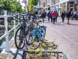 Bezoekers van de binnenstad zetten hun fiets al snel aan balustraden langs de Koornmarkt bij gebrek aan parkeerplek.