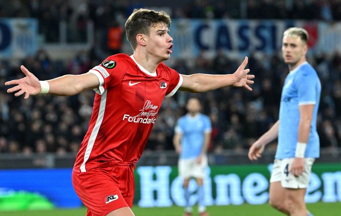 Milos Kerkez viert de 2-1