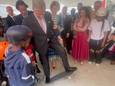 Koning Filip leert skatetrucs van jonge skaters