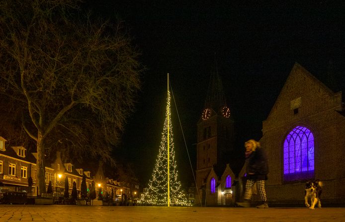 Dit jaar geen kerstboom bij het gemeentehuis, wel kerstverlichting in de vorm van een boom.