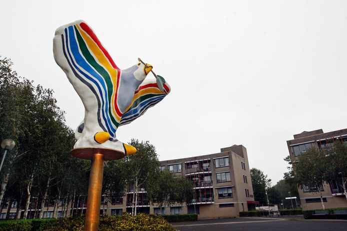 Het Vredesmonument van beeldend kunstenaar Paul Hermans aan het Groenedijkplein in Breda.