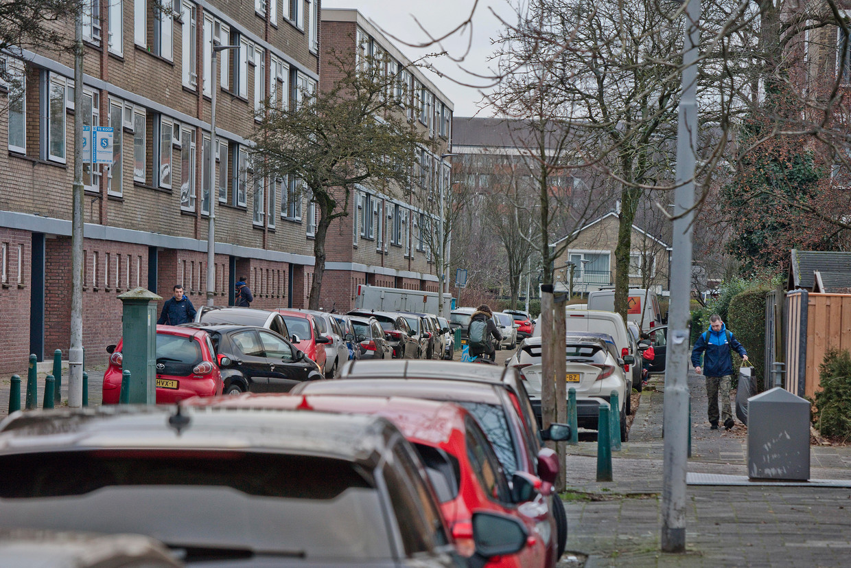 Ook in de armlastige Rotterdamse wijk Pendrecht zal binnenkort betaald parkeren worden ingevoerd.