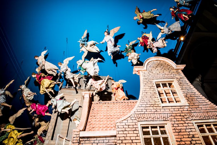 The angels fly past a house in Utrecht.  Jan Mulder's picture