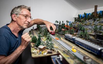 Modeltrein­baan van Roland (64) uit Asten is een beetje van hem en een beetje van zijn vader: ‘Hoeft