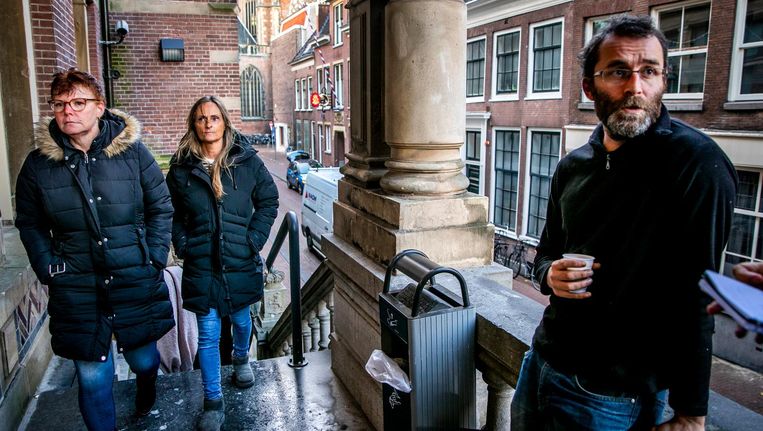 Rogier Meijerink, rechts in beeld, voor de deur van de rechtbank. Via een kort geding wil hij een aangepaste Piet Beeld anp