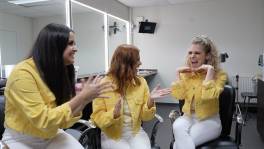 Hanne en Marthe verrassen jarige Julia met wat lekkers!