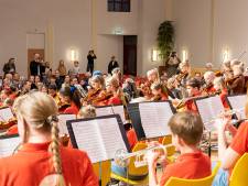 Zwolse kinderen spelen en zingen samen Kindermuziekweeklied in Doe Maar Mee Bands