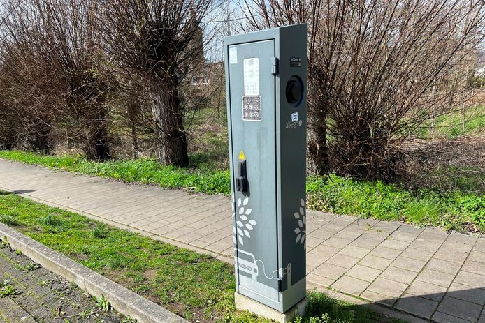 Op de parking aan de wijk Groendal in Mere kan je vandaag al een publieke laadpaal voor elektrische wagens vinden.