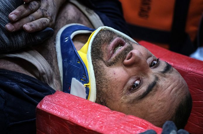 Reddingswerkers haalden na 87 uur nog een levende man onder het puin vandaan in Kahramanmaras. (09/02/23)