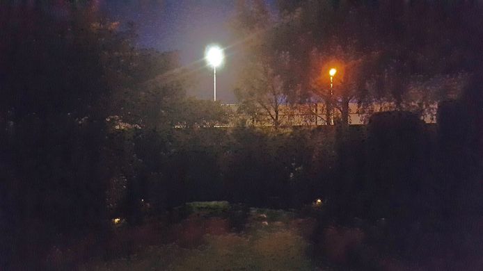 Dit zien bewoners van Hollandsche Rading als zij ’s nachts uit hun slaapkamerraam kijken