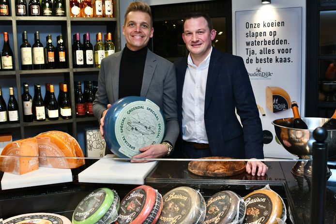 Hoogledenaars Frederic Doise en Pascal Maes verwelkomen je vanaf zaterdag in kaas- en delicatessenzaak d’Hofstede langs de Hoogleedsesteenweg.