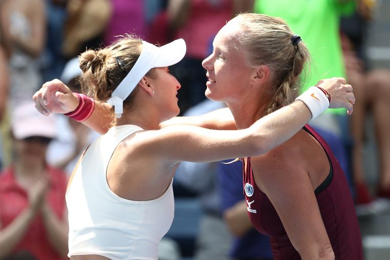 Kiki Bertens (r) omhelst na haar uitschakeling in de derde ronde de Tsjechische Marketa Vondrousova.  Beeld AFP