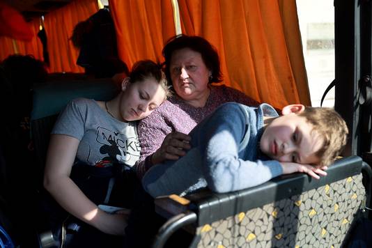 22 maart: Een Oekraïens gezin wacht in een bus in Lviv nadat ze veilig konden vluchten uit Marioepol. 